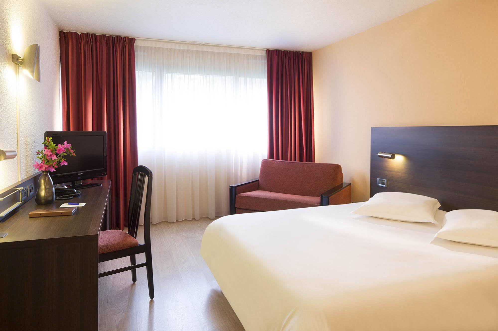 Oceania Quimper Hotel Exterior photo